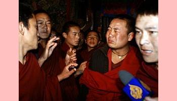 Visita de propaganda chinesa a Lhasa vira fracasso devido a desafio de monges à repressão
